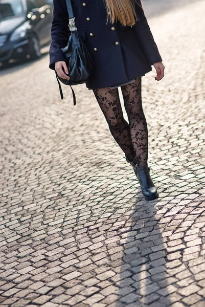 Benen Detail Van Jonge Vrouw Dragen Kant Kousen Lopen Straat — Stockfoto