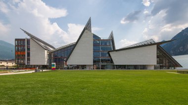 Muse, yeşil çim ile interaktif bir müze cephe dış görünümü