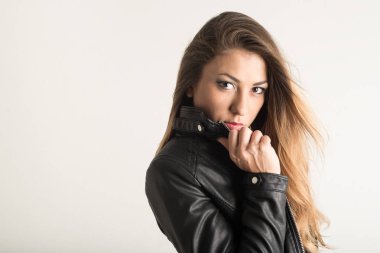 Kendine güvenen kadın siyah deri ceket giyen portre kadar yakın bir