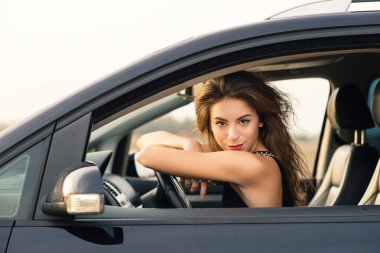 Kendine güvenen kadın portresi arabasında. Filtrelenmiş görüntü.