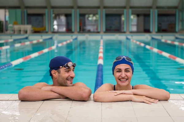Junges Paar Schwimmt Schwimmbad — Stockfoto