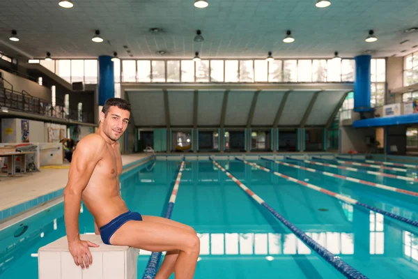 Yüzme havuzu içinde profesyonel erkek yüzücü Portresi. — Stok fotoğraf