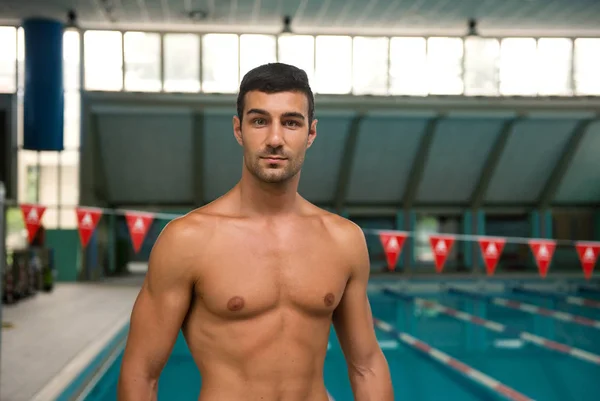 スイミングプール内のプロの男性水泳選手の肖像画. — ストック写真
