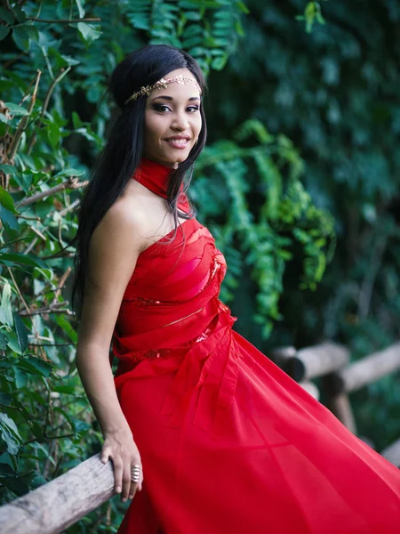 Ευτυχισμένη Νεαρή Γυναίκα Χαμογελαστή Πορτραίτο Φορώντας Κόκκινο Φόρεμα Ένα Πάρκο — Φωτογραφία Αρχείου