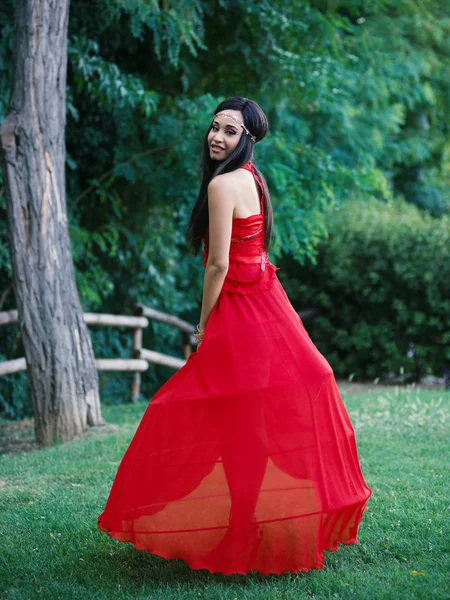 Νεαρή Γυναίκα Οικεία Πορτρέτο Φορώντας Κόκκινο Φόρεμα Ένα Πάρκο — Φωτογραφία Αρχείου