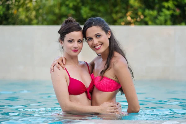 Two Girlfriend Portrait Swimming Pool — Fotografia de Stock