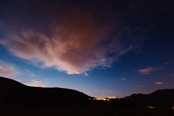 Noční Hvězdy Nad Městečkem Castelluccio Pohoří Sibillini Itálii — Stock fotografie