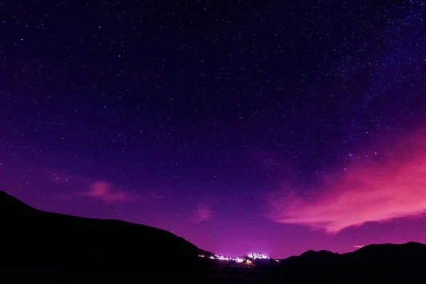 Nocne Gwiazdy Nad Miejscowością Castelluccio Górami Sibillini Włoszech — Zdjęcie stockowe