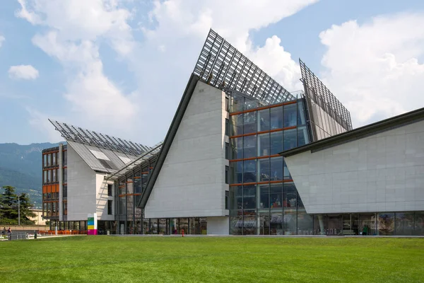 Зовнішній Вигляд Музи Інтерактивний Фасад Музею Зеленим Газоном — стокове фото