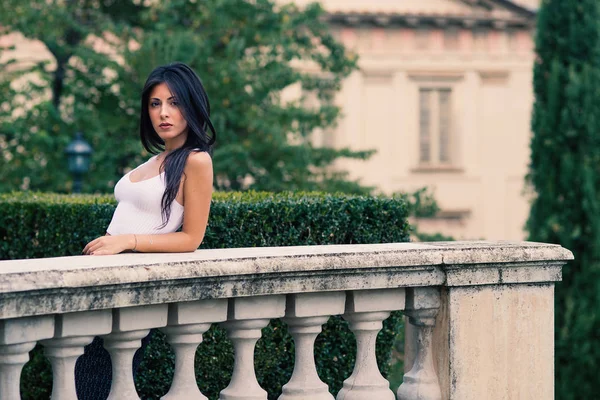 Verfijnde jonge brunette vrouw portret buitenshuis in een park. — Stockfoto