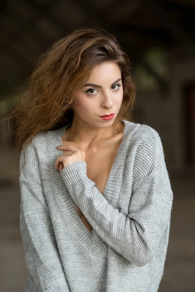 Sinnliche Junge Frau Trägt Pullover Porträt Freien Verlassenen Fabrik — Stockfoto