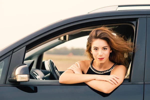 微笑的女人肖像坐在她的车里 已筛选的图像 — 图库照片
