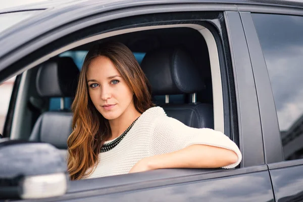 Zelfverzekerde Vrouw Portret Zitten Haar Auto Stad Gefilterde Afbeelding — Stockfoto