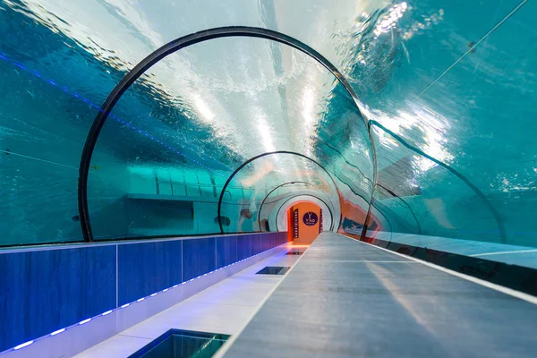 モンテグロット テルメ パドヴァ イタリア 2015年9月26日 ディープジョイ プール内のパノラマトンネル 深さは137フィート 42M 世界で最も深いプールです — ストック写真