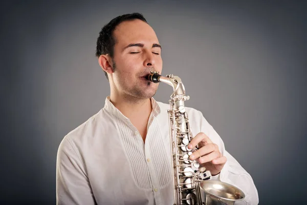 Szaxofon Játékos Ember Izolált Sötét Háttér Előtt Közelről Stúdió Portré — Stock Fotó