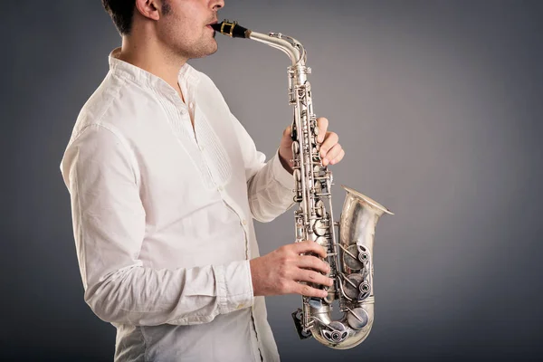 Saxofonspieler Mann Isoliert Vor Dunklem Hintergrund Studioporträt Aus Nächster Nähe — Stockfoto