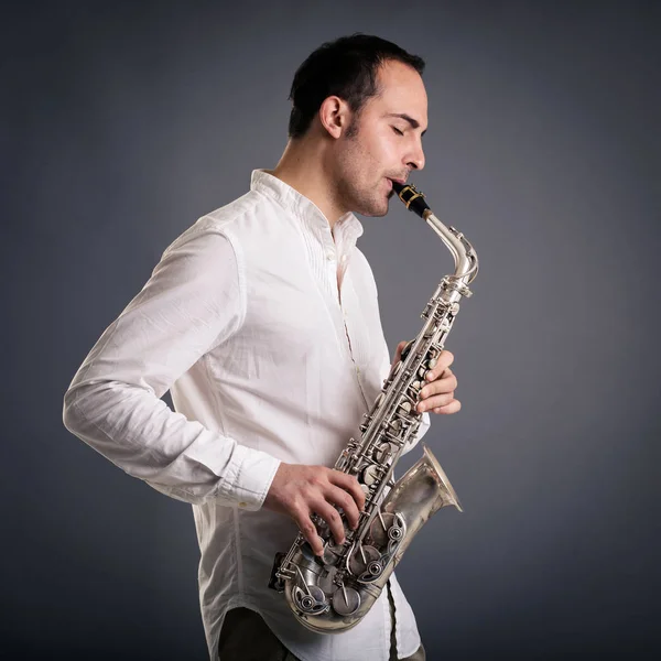 Homem Jogador Saxofone Isolado Contra Fundo Escuro Close Retrato Estúdio — Fotografia de Stock