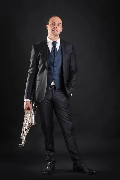 Saxofone jogador homem isolado contra fundo preto. Bod completo — Fotografia de Stock
