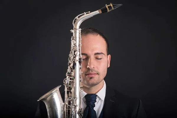 Saxofonist Mann Mit Geschlossenen Augen Isoliert Vor Schwarzem Hintergrund Studioporträt — Stockfoto