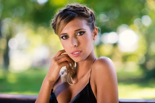 Intense close up portrait of young beautiful woman relaxing outd — Stock Photo, Image