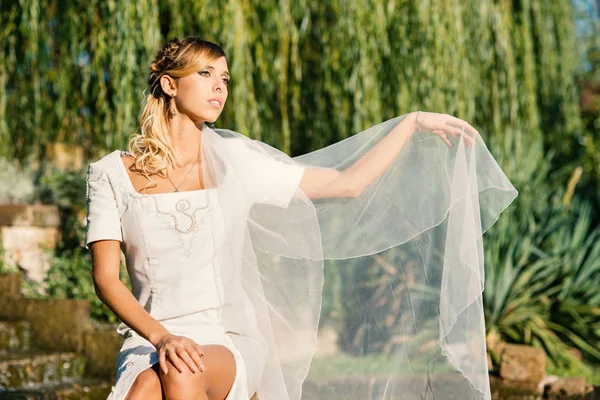 Young beautiful blonde bride intimate portrait outdoors in a par — Stock Photo, Image