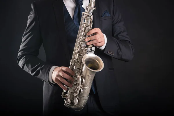 Saxophone Joueur Homme Isolé Sur Fond Noir Gros Plan Portrait — Photo