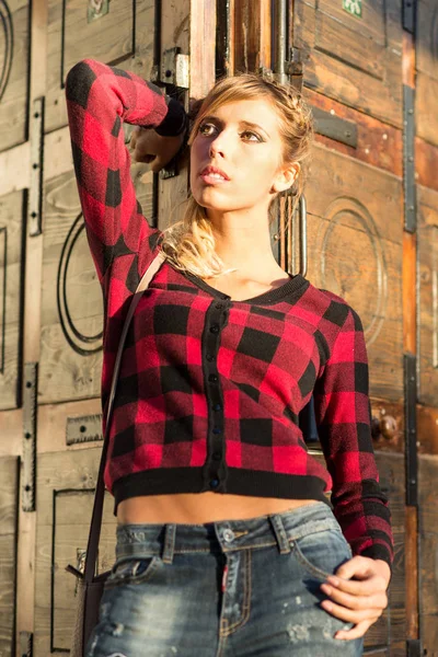 Intensiv ung blond kvinna mode porträtt utomhus. — Stockfoto
