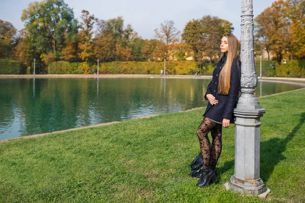 Retrato de una joven rubia relajándose al aire libre en un parque en au —  Fotos de Stock