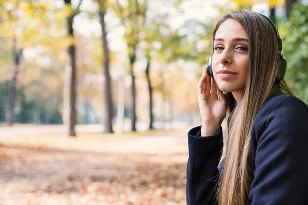 Primer plano retrato de la joven rubia relajándose escuchando mu —  Fotos de Stock