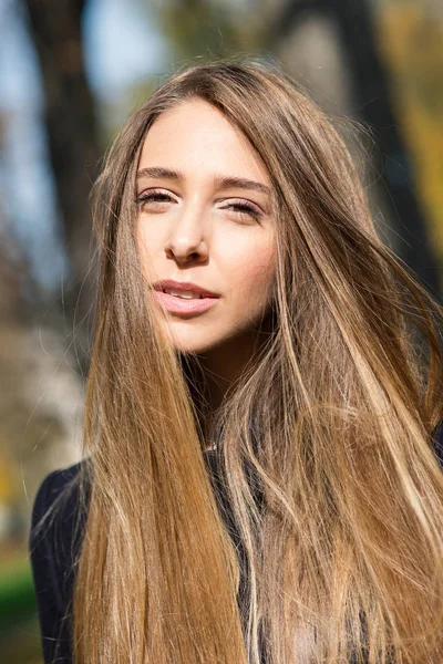 Gros plan portrait de jeune femme blonde en plein air dans un parc au — Photo