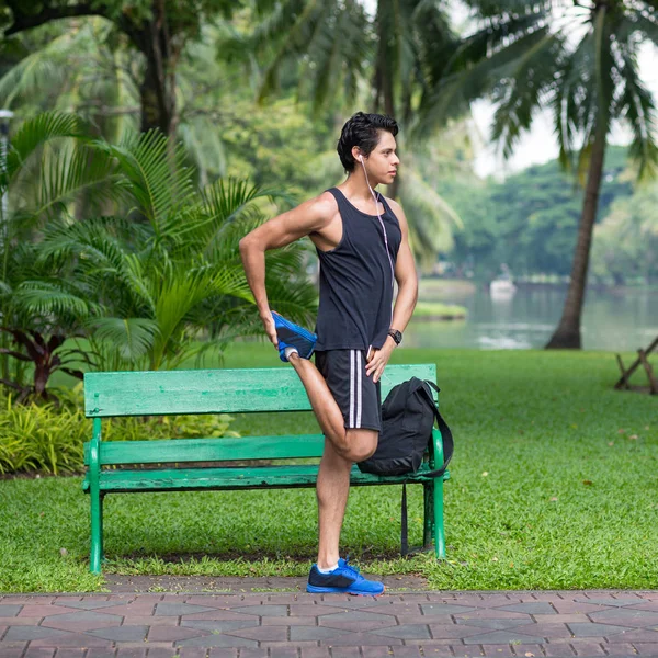 Fitness Man Který Protahuje Lavičce Parku — Stock fotografie