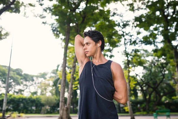 Fitness Man Který Táhne Jeho Spuštění Městském Parku — Stock fotografie