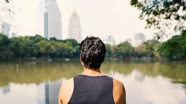 Homem Relaxando Dentro Parque Cidade Depois Exercitar Livre Lumpini Park — Fotografia de Stock