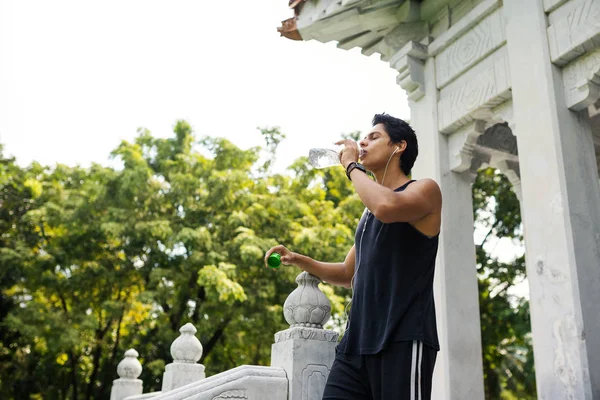 Fitness Man Drinking City Park Temple Lumpini Park Bangkok — Stockfoto