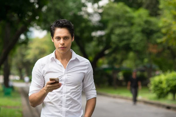 Молодий Красивий Чоловік Ходить Парку Тримає Смартфон — стокове фото
