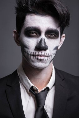 Kafatası stüdyoda genç adamın portresimakyaj.