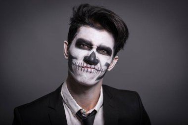 Kafatası stüdyoda genç adamın portresimakyaj.