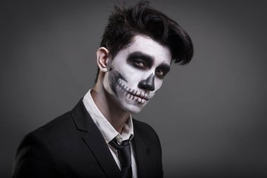 Kafatası stüdyoda genç adamın portresimakyaj.