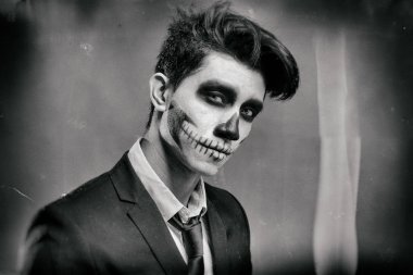 Kafatası stüdyoda genç adamın portresini makyaj. Analojik film efektini simüle etmek için dijital manipülasyon.