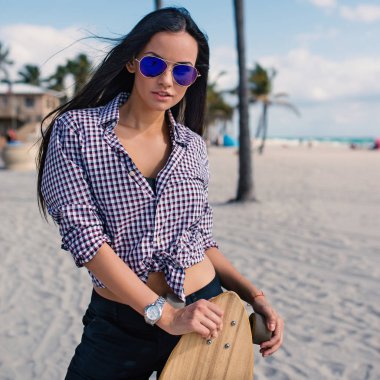 Hollywood beac uzun tahta ile güzel genç kadın portre