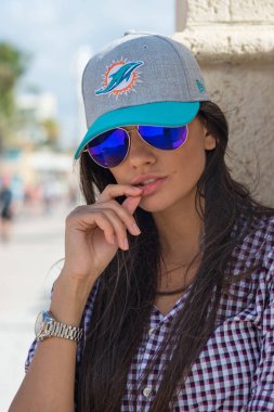 Miami, Abd - 23 Mart 2016: Miami Dolphins şapkası takan esmer kadın portresi. Miami Dolphins 1965 yılında kurulan profesyonel Amerikan futbolu serisidir..
