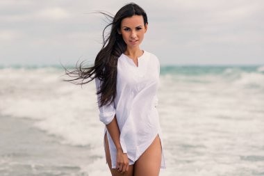 Miami, Florida sahilde yürüyen güzel gülümseyen kadın portre.