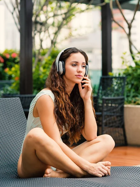 Bellissimo Ritratto Donna Costume Bagno Ascoltare Musica Con Cuffie Piscina — Foto Stock