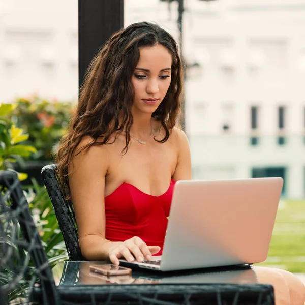 Kvinna Med Röd Baddräkt Som Arbetar Med Sin Laptop Poolen — Stockfoto