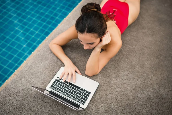 Vrouw Met Rood Badpak Werkend Met Haar Laptop Het Zwembad — Stockfoto