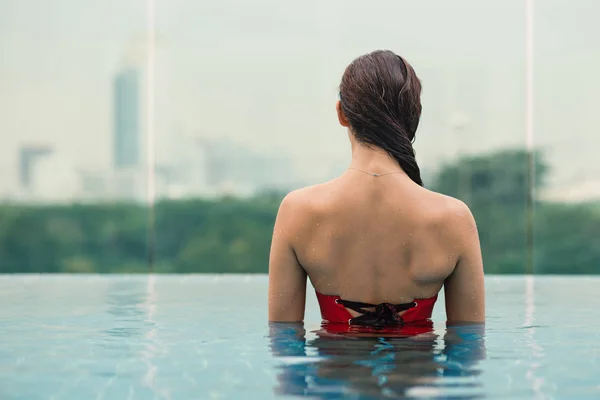 Schönes Frauenporträt im Badeanzug im Schwimmbad. — Stockfoto