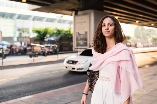 Junge Frau Porträt Fuß Den Straßen Von Bangkok Thailand — Stockfoto