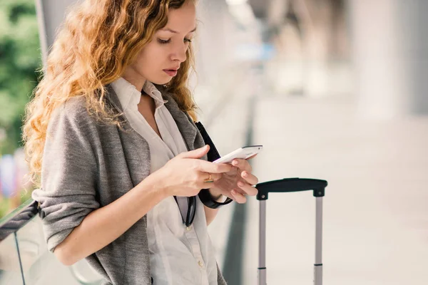 Joven Mujer Negocios Retrato Escribiendo Mensaje Con Teléfono Inteligente Con —  Fotos de Stock