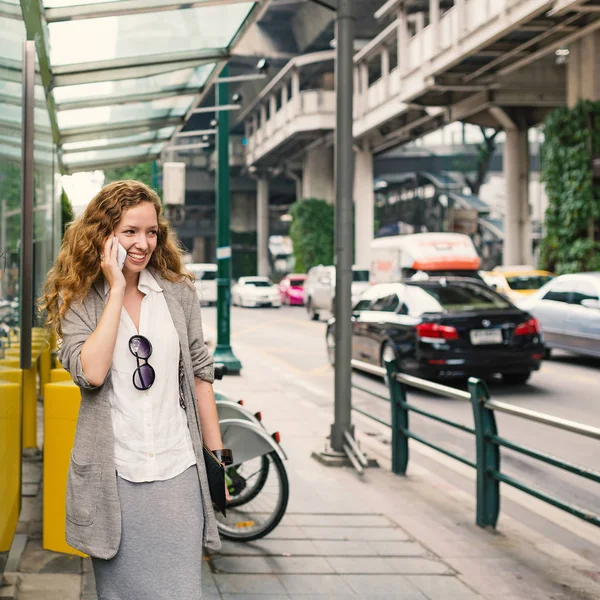 Joven Mujer Negocios Retrato Hablando Calle Bangkok Tailandia —  Fotos de Stock