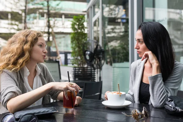 Frauenporträt Beim Reden Und Entspannen Freien Einem Café — Stockfoto